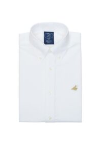 חולצת ילדים אוקספורד בצבע לבן ללא גיהוץ עם צוארון כפתורים ולוגו זהב