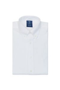 חולצת ילדים אוקספורד בצבע לבן ללא גיהוץ עם צוארון כפתורים ולוגו בצבע לבן