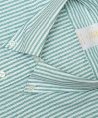 חולצת אוקספורד לגבר מבית Furor. עשויה מכותנה איכותי ונעימה במיוחד בפסים לבן וירוק בגזרת slim עם כפתורים בצוארון ושרוולים ארוכים. לוגו פורור המופיע על צד החזה. למשרד, לאירועי צהרים וליציאה בערב. אין סוף אפשרויות לשילוב חולצת האוקספורד בחיי היומיום.