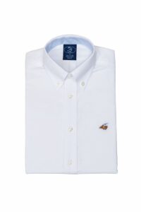 חולצת ילדים אוקספורד בצבע לבן ללא גיהוץ עם צוארון כפתורים ולוגו צבעוני