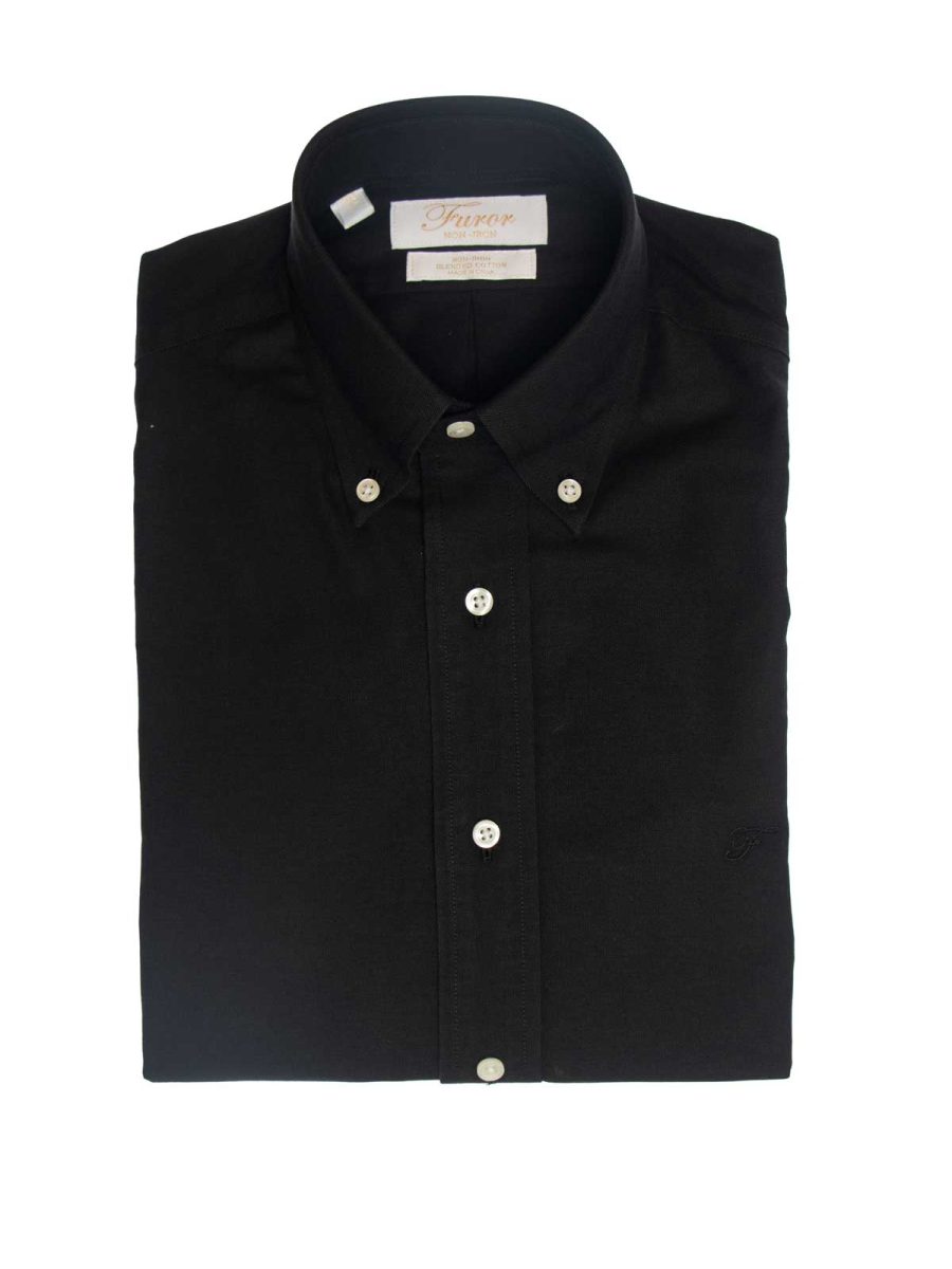 חולצה-מכופתרת-בצבע-שחור-עם-לוגו